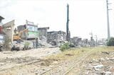 線路際の立ち退きが行われているが、これは高速道路建設のための用地確保。NSCRを通すにはPNR在来線を一度剝がさないとならない（筆者撮影）