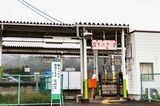 地元の中学生による標語が飾られた、改札口だけの小さな樅山（もみやま）駅出入り口（撮影：鼠入昌史）