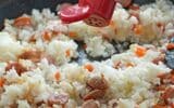 テーブルコショーを多めに入れます