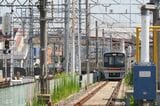 正雀駅方面から回送列車が入庫。左を通るのが阪急京都本線（撮影：伊原薫）