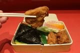 ボリューミーな鶏の唐揚げ。3つあれば大満足だ（筆者撮影）