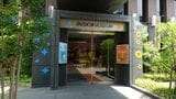 ダスキンミュージアム（大阪府吹田市）。右がミスド、左がダスキンのデザイン（筆者撮影）