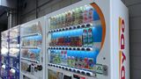 隣接して設置されているダイドーとアサヒの自販機