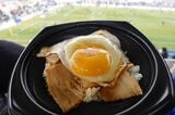 ホームゲーム開催時に出る屋台の「焼豚玉子飯」。こちらは玉子1個（筆者撮影）