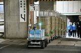 運行開始直前の訓練時の様子。AGVが荷物を載せた台車を牽引する様子は列車のようだ（記者撮影）