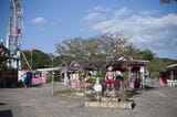 観覧車からジェットコースター、空中ブランコまで幅広いアトラクションが揃う遊園地エリア。（筆者撮影）