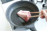 フライパンで焼き始めたブリ