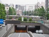 環八通りの上を走る東急多摩川線の電車。新空港線はここより蒲田側（左）で地下に入る想定だ（記者撮影）