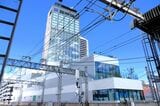 1・2番線の京都寄りから見たステーションヒル枚方（記者撮影）