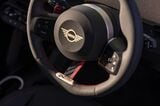 JCWモデルはステアリングホイールの意匠もスポーティ（写真：MINI）