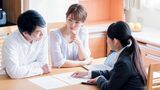 日本では「積立型」の保険が好まれますが、保険の大原則は「掛け捨て」であるといいます（写真：den-sen／PIXTA）