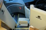 運転席横のガイド専用席（記者撮影）