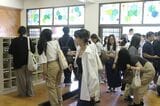 訪れる外国人客たち（筆者撮影）