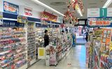 クスリの龍生堂薬局は1933年に現在の新宿区で創業。地域密着型のドラッグストアだ（記者撮影）