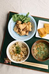 “完全自炊”で食費は月1万円以下。折敷をしいて（写真：林ひろし）