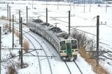 ミニ新幹線化で普通列車も標準軌車両が導入された。雪景色の中を走る719系5000番台（撮影：南正時）