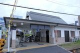 改札のすぐそばに構内踏切がある（記者撮影）