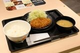 定番メニューのロースかつ定食（690円）。店内でていねいに手仕込みしたとんかつはサクッとしており、肉厚だがやわらかいのでご飯によくなじむ（撮影：今祥雄）