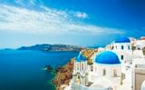 ギリシャの有名な観光地・サントリーニ（写真：iStock/spooh）