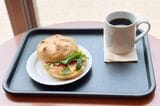 モーニングB カイザーサンド サラダチキン500円（筆者撮影）