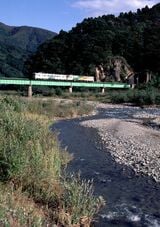 陸羽西線を行くキハ40形の列車。左沢線カラーと水郡線カラーの2両編成だ（撮影：南正時）