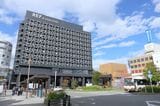 泉佐野駅東口の駅前広場（記者撮影）