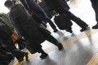 なぜ｢働かないオジサン｣の給与は高いのか？ あなたの会社は相撲型？　サッカー型？