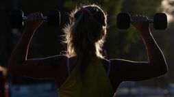 女性こそ筋トレが必要だ…日常生活に簡単な筋トレを取り入れるだけで寿命や生活の質が向上