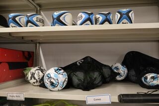体育館の用具室にはラグビーボールもある