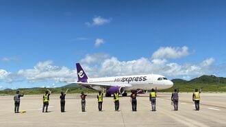 石垣空港を離陸する航空機を見送るグランドハンドリングスタッフ