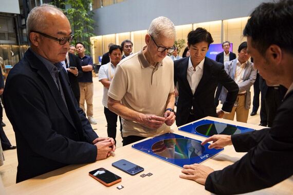 Apple YTCを訪問するティム・クックCEO