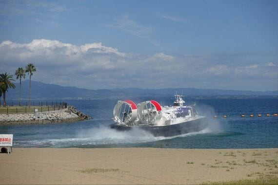 砂浜に上陸を試みるホーバークラフト