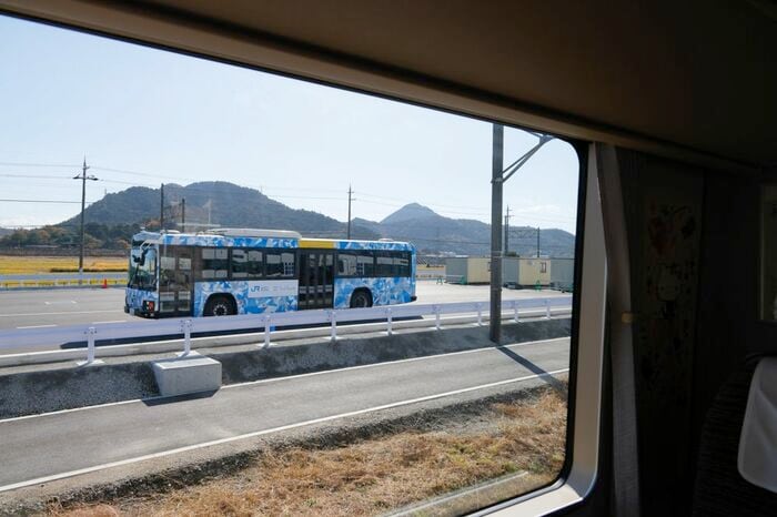 JR西日本とソフトバンクが実証実験を行うBRT。これも