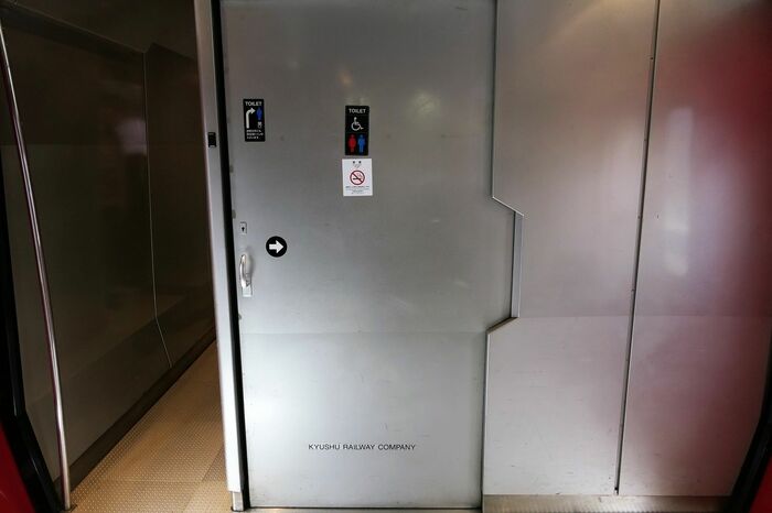 バリアフリー対応トイレのドアはSF映画の