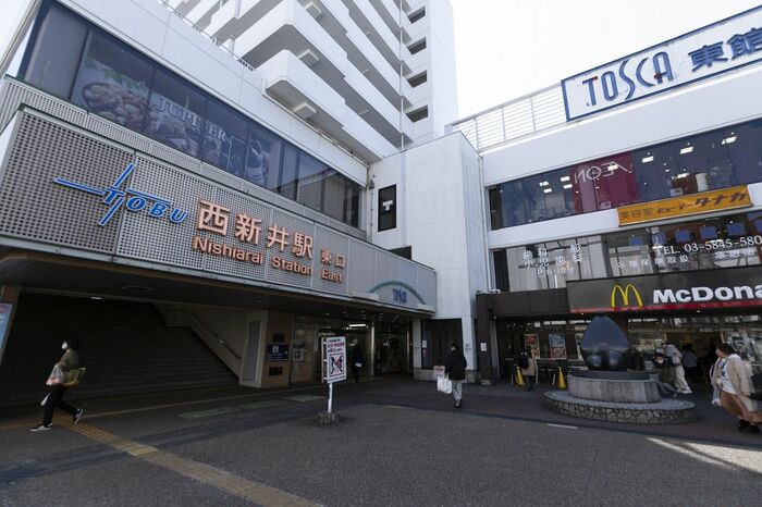 西新井駅東口。古くからの市街地はこちら側