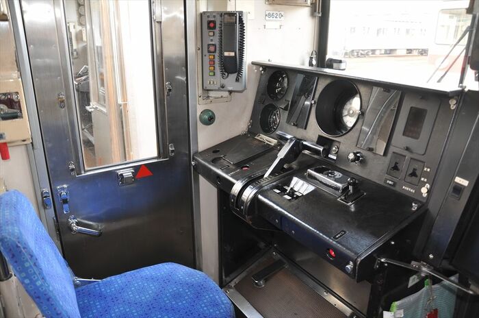 8500系の運転台。ほぼ同型だがハンドルの太さが違う