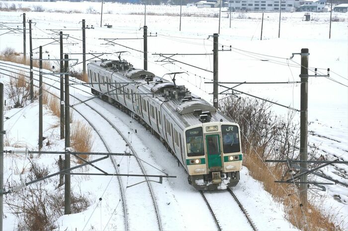 ミニ新幹線化で普通列車も標準軌車両が導入された。