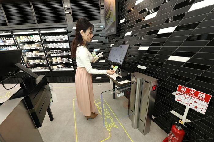 AI無人レジのコンビニ店内