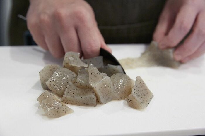 こんにゃくはスプーンでそぐように切ると味がよく滲みこみます