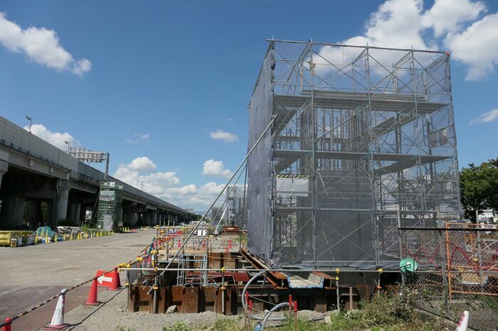 支柱建設の足場