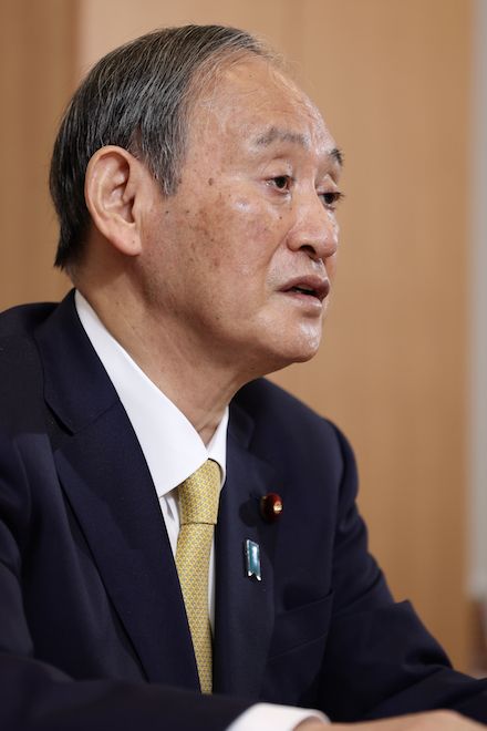 菅 義偉（すが・よしひで）／衆議院議員。1948年秋田県生まれ。1973年法政大卒。1996年衆議院議員初当選、国土交通大臣政務官、経済産業大臣政務官、総務相などを経て2012年内閣官房長官。2020年9月第99代内閣総理大臣就任。2021年10月退任（撮影：尾形文繁）