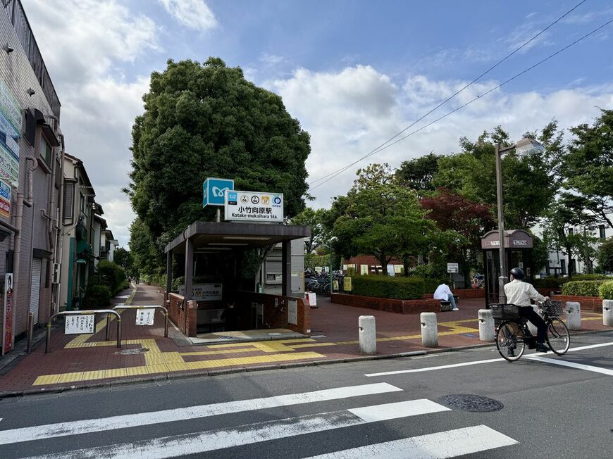 小竹向原駅の2番出口（写真：筆者撮影）