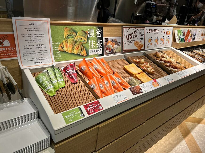 店内の棚に陳列された「チョコクロ」などの商品（写真：筆者撮影）