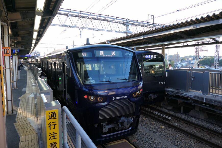 「ヨコハマネイビーブルー」の車両が並ぶ（記者撮影）