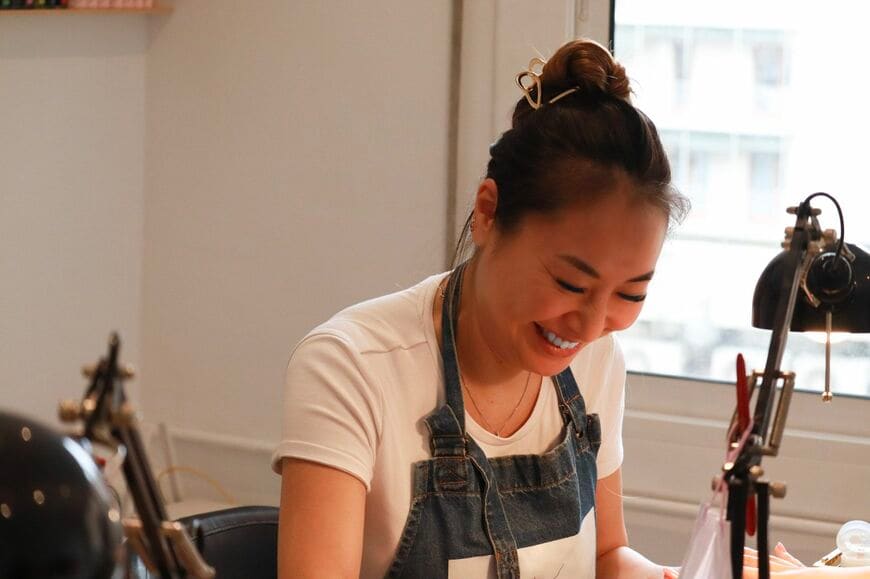 接客中は笑顔が絶えない沙弥香さん