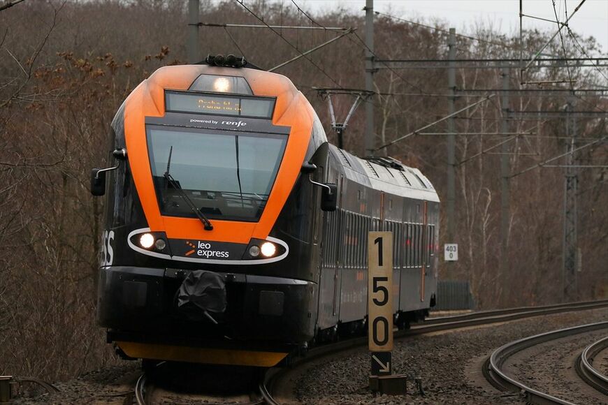 スペイン鉄道が筆頭株主となったレオ・エクスプレスの列車。窓上に「Powerd by renfe」の文字が入っている（撮影：橋爪智之）