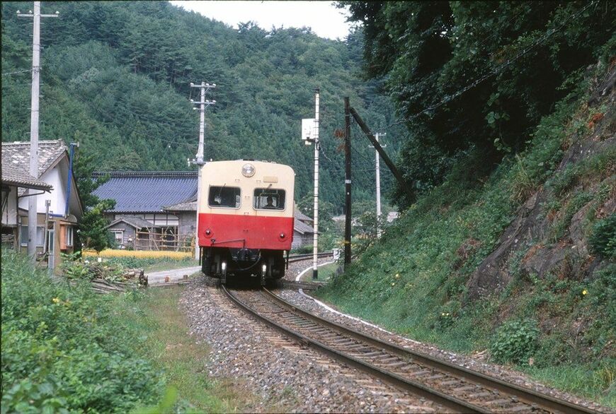 山あいを走る岩手開発鉄道のキハ202（撮影：南正時）  