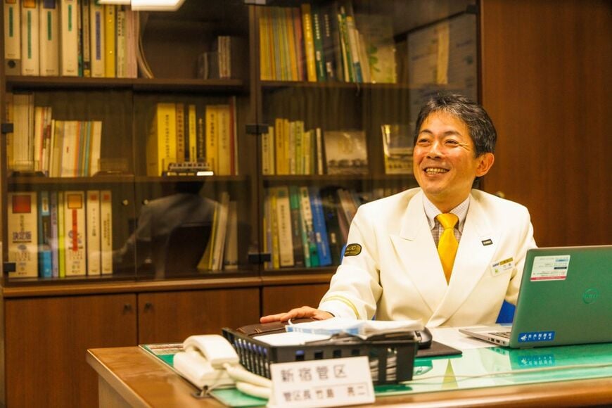 京王電鉄の新宿駅を預かる竹島亮二新宿管区長。百貨店口改札の近くにある駅長室にて（撮影：鼠入昌史）