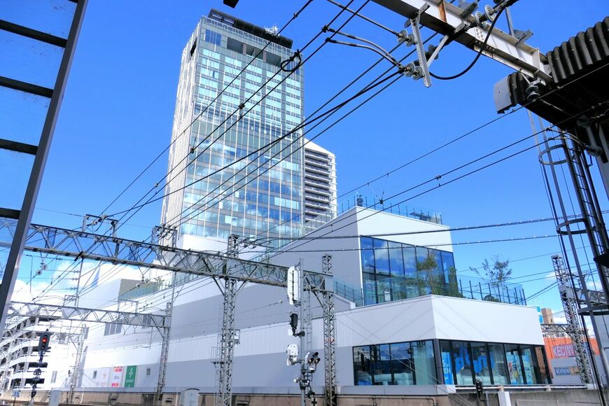1・2番線の京都寄りから見たステーションヒル枚方（記者撮影）