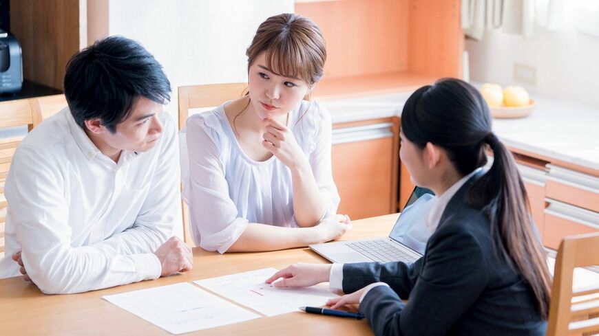 日本では「積立型」の保険が好まれますが、保険の大原則は「掛け捨て」であるといいます（写真：den-sen／PIXTA）